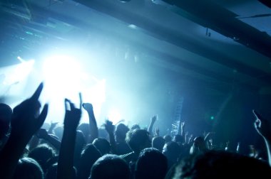 Rock konserinde bir müzik kulübünde eğleniyor insanlar