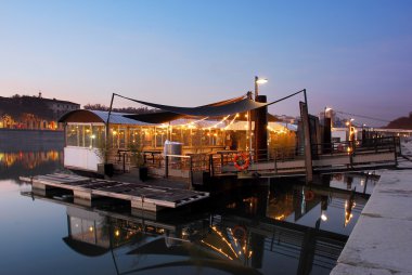Restoran Lyon Nehri üzerinde. Akşam Fransız şehir.