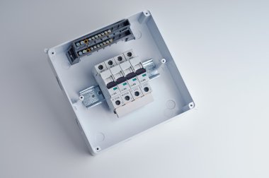 Fusebox. Dört otomatik sigortalar ile küçük açık elektrik kabine. Kablolama ve bir evde yüklemeye hazır. Beyaz dağıtım kutusu.
