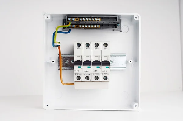 4 자동 퓨즈 와이어와 전기 캐비닛입니다. 설치를 위한 준비. 전기 분배 상자입니다. Fusebox. — 스톡 사진