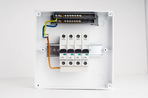 Armario eléctrico con cuatro fusibles automáticos con cables. Listo para instalar. Caja de distribución de electricidad. Caja de fusibles . — Foto de Stock