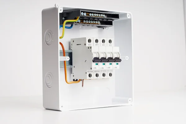 Schaltschrank mit vier automatischen Sicherungen mit Drähten. bereit für die Installation. Stromverteilerkasten. Sicherungskasten. — Stockfoto