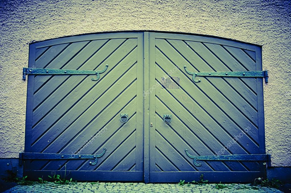 Porta del garage in colori vintage retrò. biadesivo doppie porte ... Porta del garage