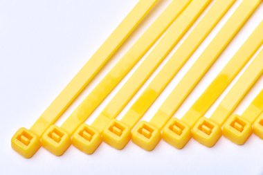 Sarı kablo hatlarında bağlıyor. Beyaz arka plan üzerinde Ticari fotoğraf.