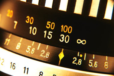 Vintage tarzı eski camer lens. Mesafe ve diyafram numaraları. Çelikten yapılmış topuzlar.