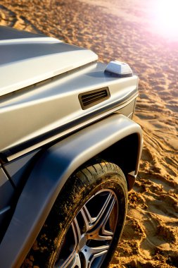 Ayrıntı off-road lüks araba ayrıntıları: çamurluk ve tekerlek