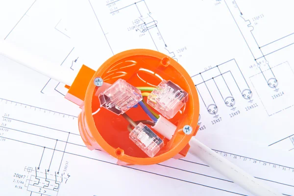 Kabelverbindungen in elektrischer Anschlussdose, auf elektrischen Diagrammen liegend. Energiekonzept funktioniert. — Stockfoto