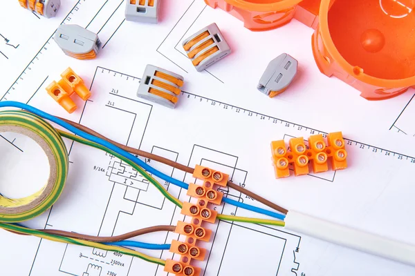 Konektor listrik dengan kabel, kotak sambungan dan bahan yang berbeda yang digunakan untuk pekerjaan dalam listrik. Banyak alat yang tergeletak pada diagram . — Stok Foto