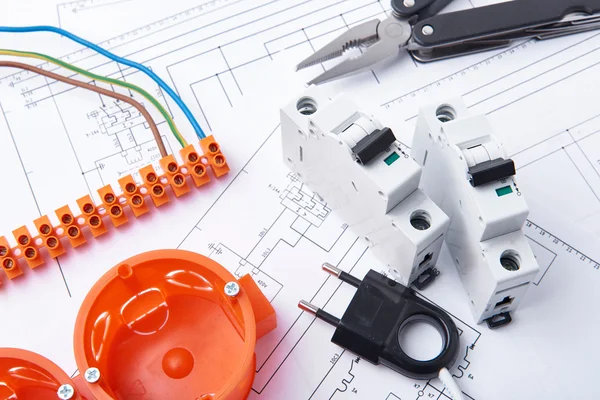 Components for use in electrical installations. Cut pliers, connectors, fuses and wires. Accessories for engineering work, energy concept. — Zdjęcie stockowe