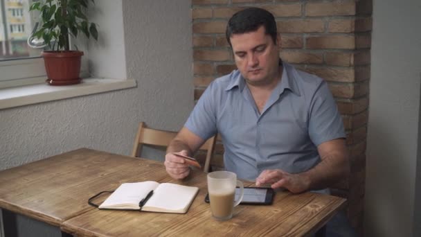 El hombre sentado en el café, pagar las compras en línea . — Vídeo de stock