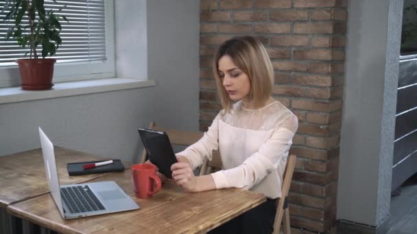 Frau hat Video-Chat mit Freund auf ihrem digitalen Tablet — Stockvideo