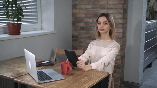 Aantrekkelijke vrouw maken van een video-oproep door tablet. — Stockvideo