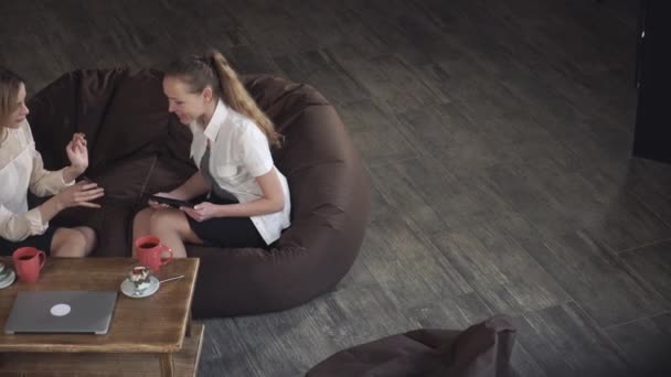 Frau im Café zeigt Foto auf Smartphone ihrer Freunde — Stockvideo