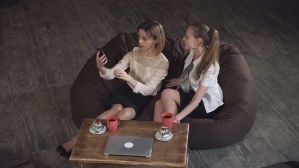 Две женщины делают селфи на смартфоне — стоковое видео