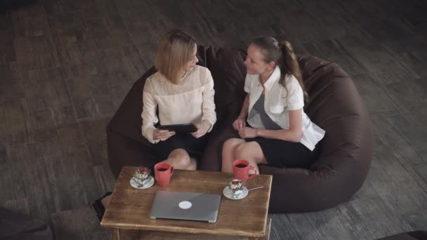 Dos mujeres se toman selfie en el café — Vídeo de stock