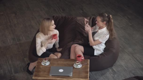 Vrouw Neem een foto als haar vriend drinken koffie — Stockvideo