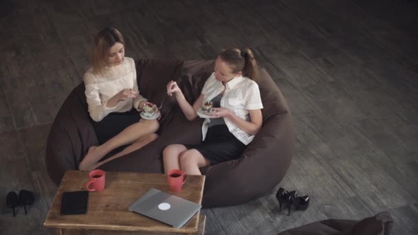 Dvě ženy přítel jíst lahodný dezert s fruts v kavárně — Stock video