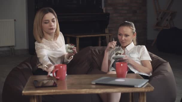 Deux femmes mangent un dessert — Video