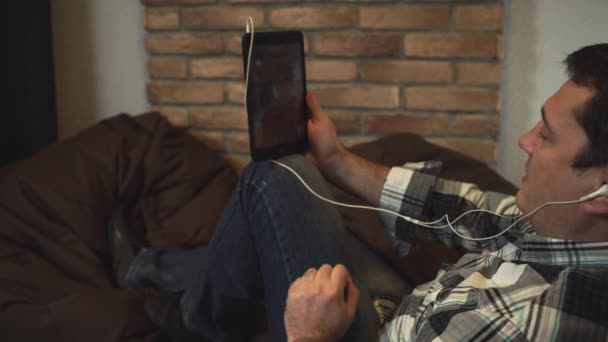 Hombre hablando por tableta. Chat de vídeo con un amigo — Vídeos de Stock