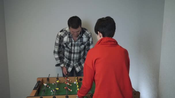 Um homem com uma mulher a jogar futebol de mesa — Vídeo de Stock