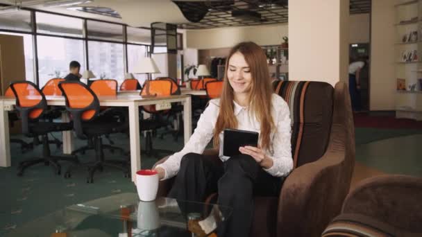 Mujer de negocios usando tableta de pantalla táctil y sonrisa en la oficina — Vídeos de Stock