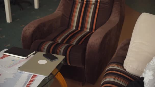 Уставшая женщина в офисе лежит на диване — стоковое видео