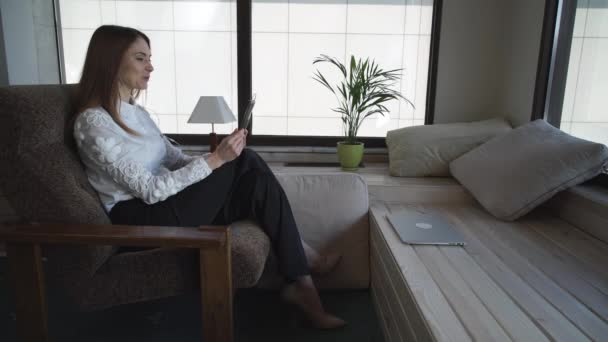 Ženy na Hotel mluví na tabletu s rodinou — Stock video