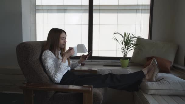 De zakenvrouw die haar telefoon gebruikt, heeft een klein gesprek tijdens haar vrije tijd — Stockvideo