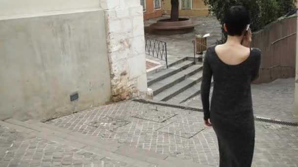 Donna in città che cammina e parla sullo smartphone . — Video Stock