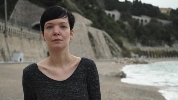 Mulher retrato na praia . — Vídeo de Stock