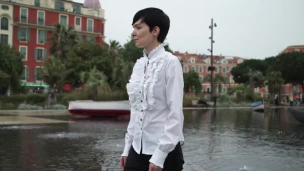 Joven turista caminando por el parque cerca de las fuentes . — Vídeos de Stock