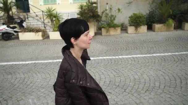 Eski şehirde yürüyüş genç kadın turist. — Stok video