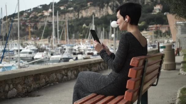 Donna turista ha videochiamata sul tablet digitale via internet con un amico al porto turistico . — Video Stock