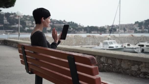 Žena pomocí aplikace video na dotykové obrazovce tabletu. — Stock video