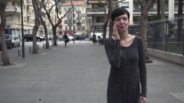Mujer retrato usando smartphone en la ciudad . — Vídeos de Stock