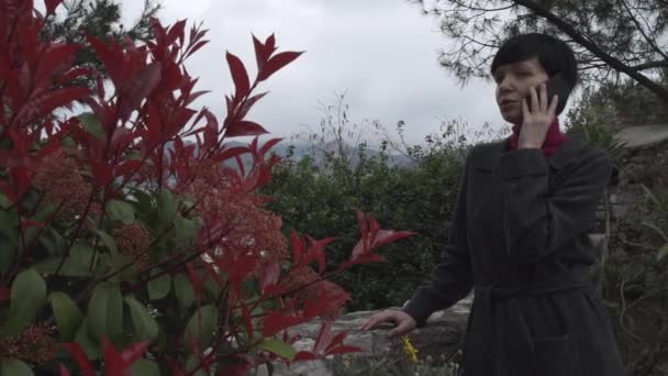 Mujer Smartphone hablando por teléfono en el parque . — Vídeos de Stock