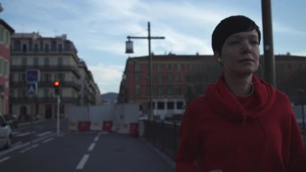 Retrato mujer adulta corriendo por la mañana en la ciudad . — Vídeos de Stock