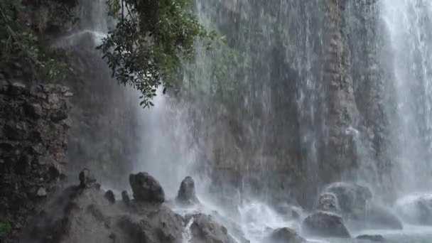 Cachoeira poderosa incrível em montanhas — Vídeo de Stock