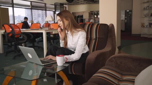 Multitask femme d'affaires travaille au bureau . — Video