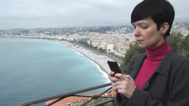 Νεαρή γυναίκα με εφαρμογή στην έξυπνο τηλέφωνο. Ευτυχισμένη γυναίκα γραπτών μηνυμάτων sms στο smartphone. — Αρχείο Βίντεο