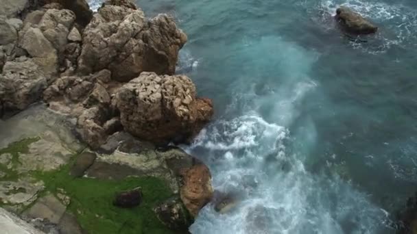 Tengeri hullámok összeomlik kő. — Stock videók