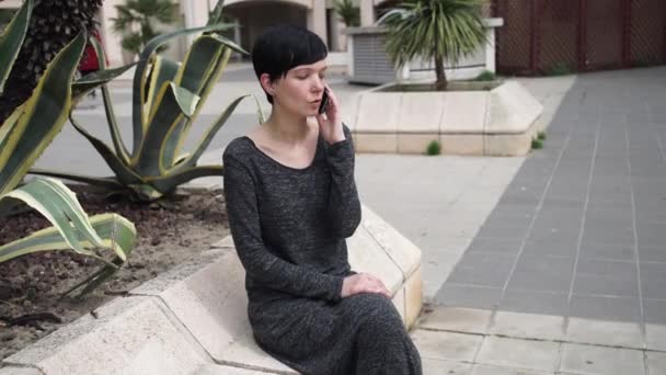 Портрет елегантної бізнес-леді, що говорить на смартфоні на відкритому повітрі . — стокове відео
