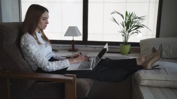 Aantrekkelijke vrouw koopt online met credit card en computer. — Stockvideo