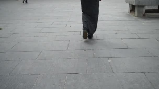 Piernas mujer caminando en la ciudad urbana. Zapatos de plataforma deslizantes casuales sin tacones . — Vídeos de Stock