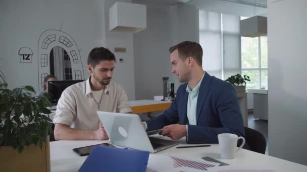 Collega's kijken op het diagram en bespreken in het moderne kantoor. — Stockvideo