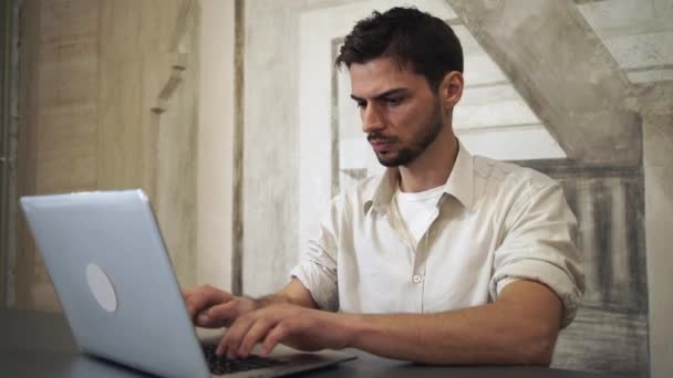 Retrato joven profesional que trabaja en la computadora . — Vídeos de Stock