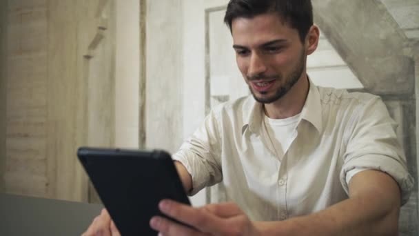 Retrato hombre utilizando la aplicación en la pantalla táctil tableta . — Vídeos de Stock