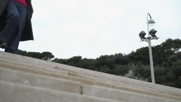 Mujer bajando las escaleras . — Vídeos de Stock