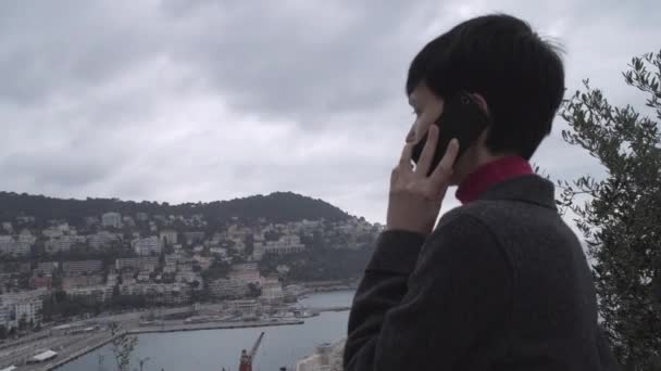 Donna attraente utilizzando app sul telefono cellulare in città . — Video Stock