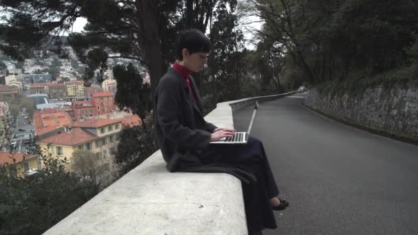 Jovem empresária trabalhando ao ar livre no computador . — Vídeo de Stock